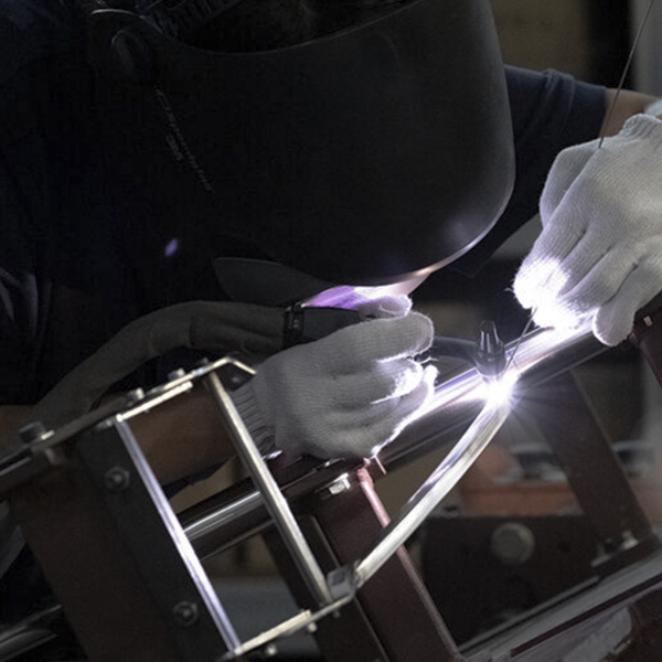 Hand finishing an AOI.CYCLE bicycle