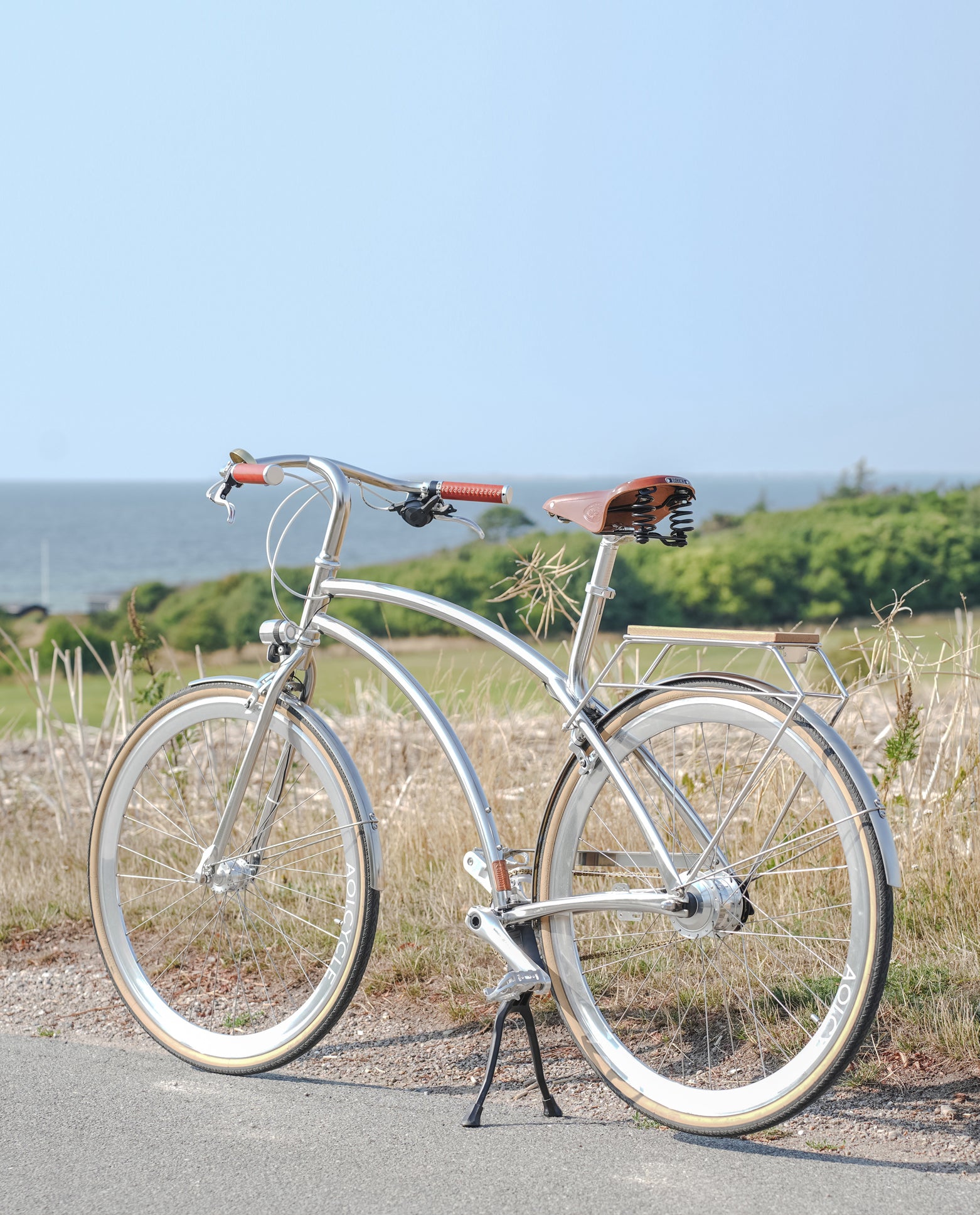 AOI.CYCLE workshop and stainless steel bicycle craftsmanship